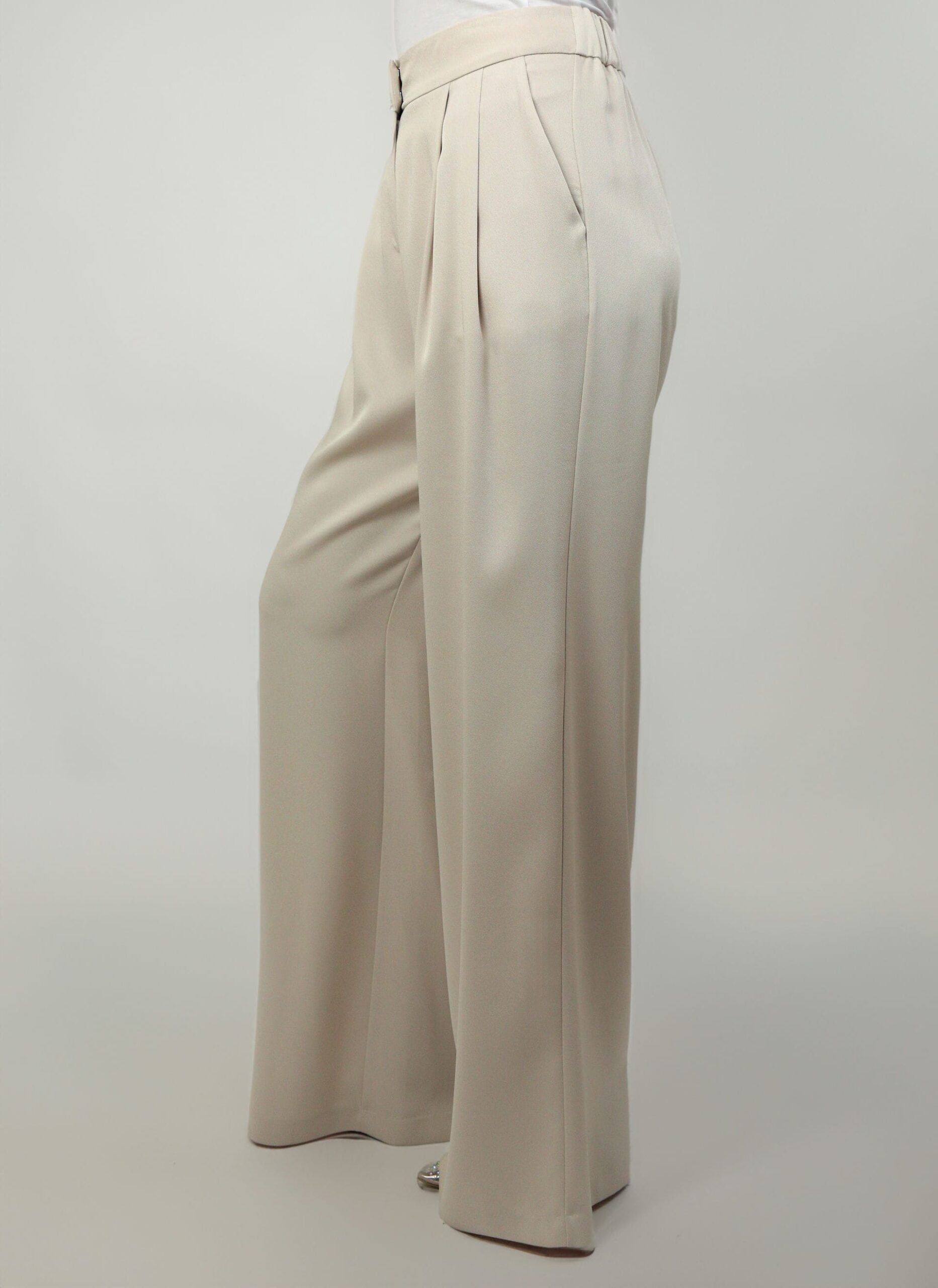 Wide Leg Trousers Zina showcasing a flattering high-quality fabric and tailored wide-leg silhouette.