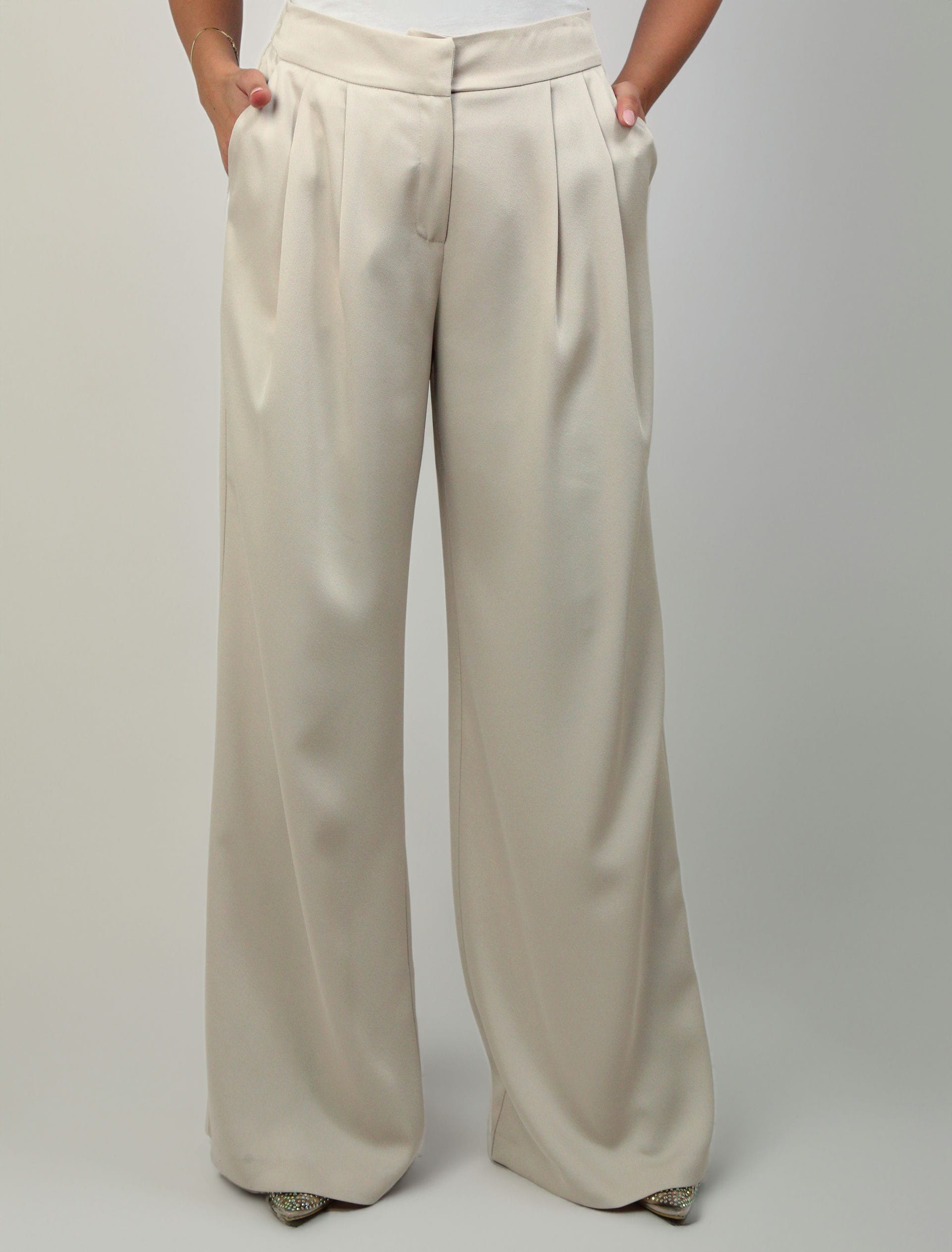 Wide Leg Trousers Zina in a neutral color showcasing a flattering silhouette and stylish pocket design.