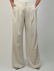 Wide Leg Trousers Zina in a neutral color showcasing a flattering silhouette and stylish pocket design.